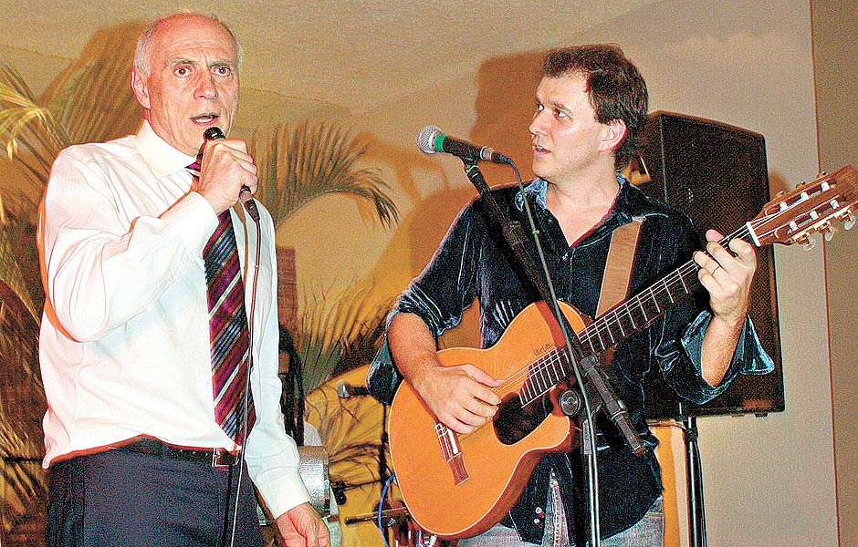 O então senador Eduardo Suplicy canta com seu filho João Suplicy durante o aniversário do petista em bar em SP