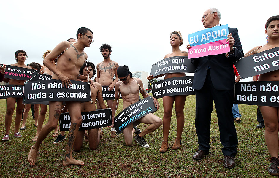 Eduardo Suplicy durante manifestação do grupo "Avaaz", pela aprovação do projeto que acaba com o voto secreto