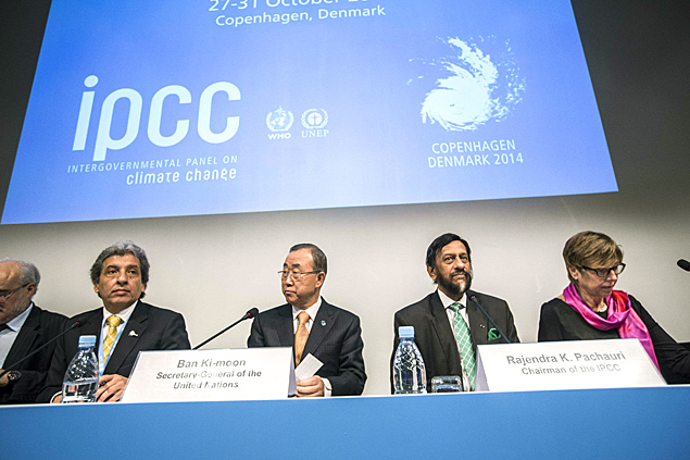 (Ministro do Ambiente do Peru, Manuel Pulgar-Vidal (esq.), secretrio-geral da ONU, Ban Ki-moon e outros participam de mesa do Painel do Clima da ONU