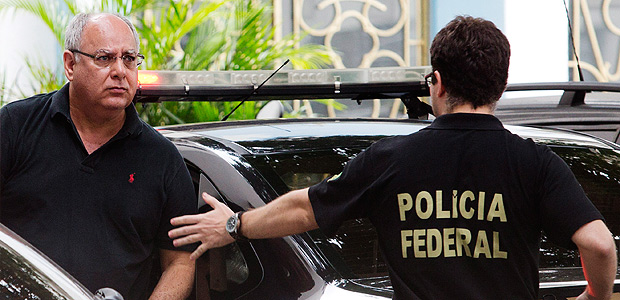 O ex-diretor da Petrobras Renato Duque chega  sede da Polcia Federal no Rio