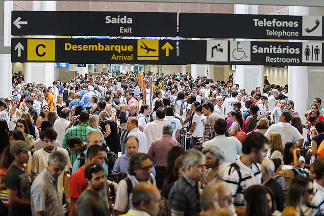 Passageiros enfrentam fila e espera no aeroporto Santos Dumont