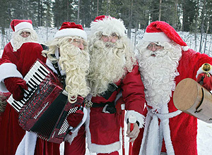 Papais Nois cantam msica natalina em Gaellivare, Sucia, no crculo polar rtico (Sven Nackstrand/AFP)