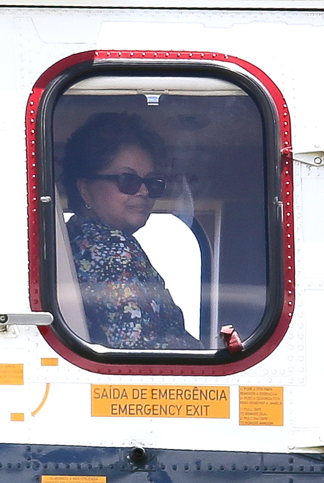 A presidente Dilma Rousseff embarca em helicptero, acompanhada do neto Gabriel, com destino a Salvador