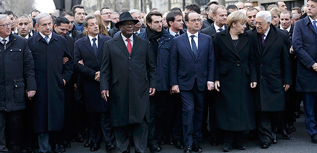 O presidente francs, Francois Hollande, com chefes de Estado na marcha de domingo (11), em Paris