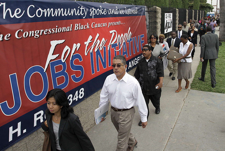 Pessoal a procura de trabalho fazem fila para evento que rene empresas com vagas em Los Angeles
