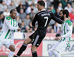 Cristiano Ronaldo chuta a perna do brasileiro Edimar, na vitória do Real dobre o Córdoba por 2 x 1 (Cristina Quicler/ AFP) Cristiano Ronaldo chuta a perna do brasileiro Edimar, na vitória do Real dobre o Córdoba por 2 x 1 (Cristina Quicler/ AFP)