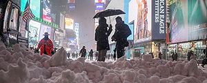 Neve acumulada na Times Square, em NY (Adrees Latif -26.jan.2015/Reuters) Neve acumulada na Times Square, em NY (Adrees Latif -26.jan.2015/Reuters)