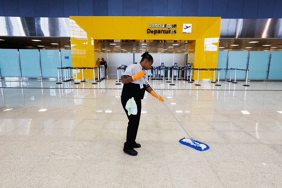 Funcionria trabalha na limpeza do Aeroporto Internacional de So Paulo