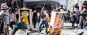 Após deixarem o parque Augusta, manifestantes protestam em frente à Prefeitura de SP (Danilo Verpa/Folhapress) Após deixarem o parque Augusta, manifestantes protestam em frente à Prefeitura de SP (Danilo Verpa/Folhapress)