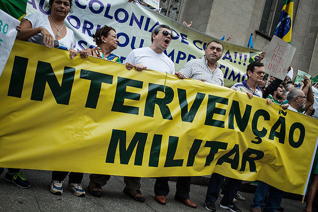 Manifestantes pedindo interveno militar na Marcha da Famlia com Deus pela Liberdade, em 2014