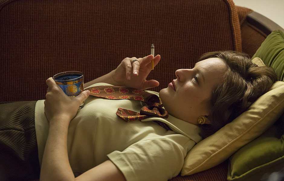 A redatora Peggy Olson (Elisabeth Moss) fuma e bebe em seu escritrio enquanto pensa em uma nova campanha