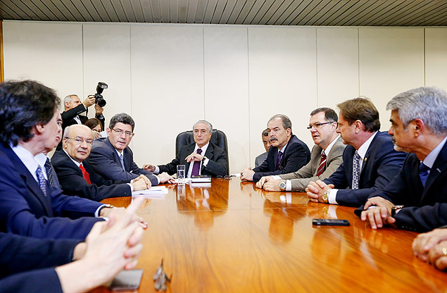 O vice-presidente Temer, com senadores e ministros, em outra reunio para tratar do ajuste fiscal