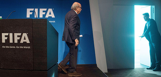 Joseph Blatter deixa coletiva de imprensa em que anunciou renncia