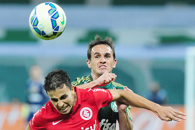 Neymar, do Inter, e Lucas, do Palmeiras, disputam bola em duelo pelo Campeonato Brasileiro