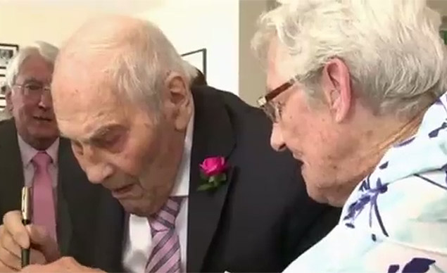 Juntos h 27 anos, George Kirby, 103, e Doreen Luckie, 91, formalizam unio