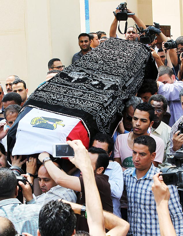 Caixo com o corpo do ator Omar Sharif  carregado no Egito; ele foi enterrado em cemitrio do Cairo
