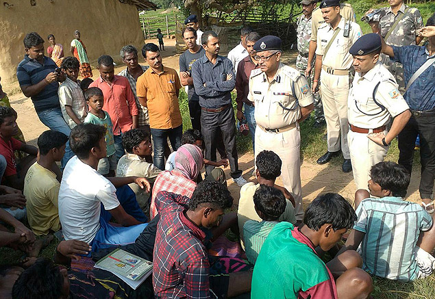 Policiais falam com moradores do vilarejo em que 5 mulheres morreram linchadas