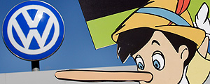 Poster do "Greenpeace" com o personagem mentiroso Pinocchio e o logo da Volks