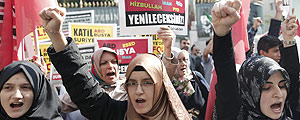 Na Turquia, muulmanos protestam contra ataques da Rssia e dos EUA na Sria