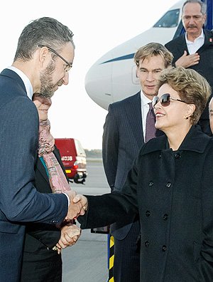 Presidenta Dilma Rousseff recebe cumprimentos na chegada a Estocolmo 