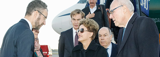 A presidente Dilma Rousseff recebe cumprimentos na chegada a Estocolmo