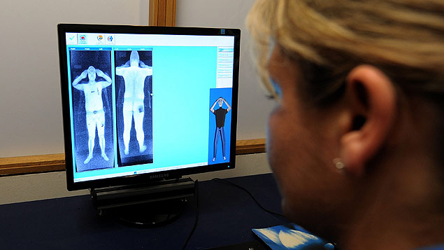 Agente de segurana do aeroporto de Manchester (Reino Unido) observa monitor de scanner corporal