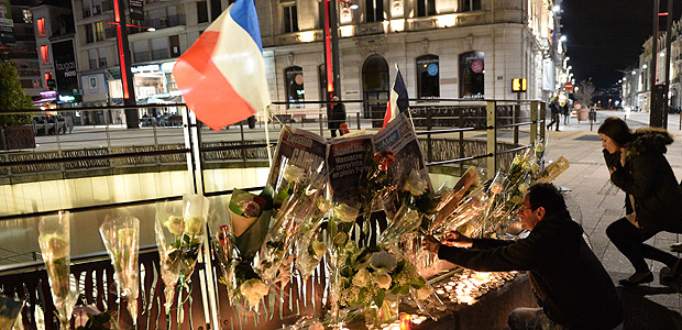 People light candles at a pop-up memorial to the victims of Paris' attacks, on November 14, 2015 at the Republic Square in Le Mans, western France. A total of 129 people died and 352 were injured in the attacks in Paris in what for now is only "a temporary" toll, the Paris prosecutor said today. AFP PHOTO / JEAN FRANCOIS MONIER ORG XMIT: JFM9448