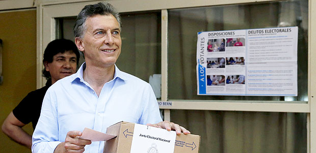 Mauricio Macri, presidential candidate for the Cambiemos (Let's Change) alliance, casts his vote at a polling station in Buenos Aires, November 22, 2015. Argentines voted on Sunday in a run-off election that hands the center-right opposition, led by Mauricio Macri, its best chance in more than a decade to wrest the presidency from the populist Peronists. A win by Macri would set Argentina's spluttering economy on a more free-market course that he promises would rebuild investor confidence. Outgoing President Cristina Fernandez de Kirchner, who was preceded in office by her late husband Nestor Kirchner, is as revered by the poor for her generous welfare programs as she is reviled by business for the strict controls the couple put on the economy during their 12 years in power. REUTERS/Marcos Brindicci ORG XMIT: BAS108