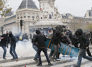 Protesto gera confusão em Paris – Ian Langsdon/Efe Protesto gera confusão em Paris – Ian Langsdon/Efe