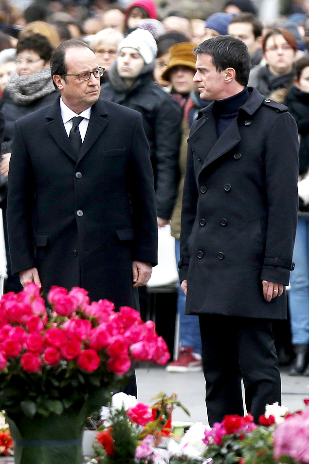 O presidente Hollande (esq.) e o premiê Manuel Valls no evento de um ano do ataque ao 'Charlie Hebdo' 