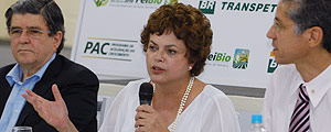 Dilma Rousseff, de branco, fala em microfone – Paulo Gonçalves-3.mar.2010/Folha da Região Dilma Rousseff, de branco, fala em microfone – Paulo Gonçalves-3.mar.2010/Folha da Região