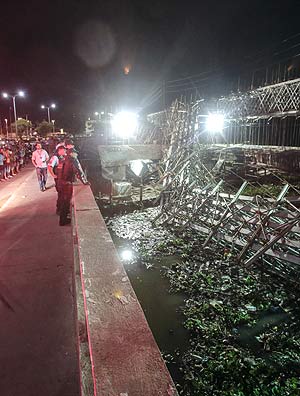 Parte da estrutura de um viaduto em construção em Fortaleza desabou na noite desta segunda, deixando ao menos dois mortos