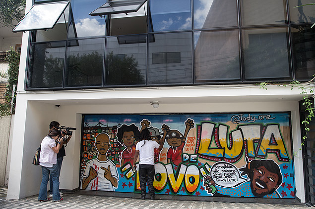 SAO PAULO, SP, BRASIL - 05-03-2016: Grafite cobre pixacao feita na madrugada no portao do Instituto Lula em SP. (Diego Padgurschi /Folhapress - PODER) *** EXCLUSIVO ***