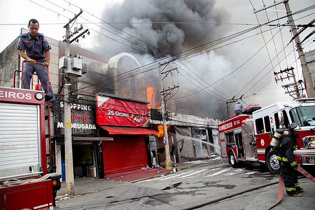 Bombeiros tentam controlar incndio em shopping no Brs, regio central de So Paulo