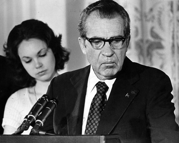 O presidente americano Richard Nixon anuncia sua renúncia na Casa Branca, em 1974, após escândalo