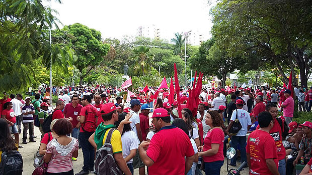 Wagner Oliveira/FolhapressIntegrantes de sindicatos e simpatizantes do PT fazem ato pr-governo Dilma na praa Centenrio, em Macei