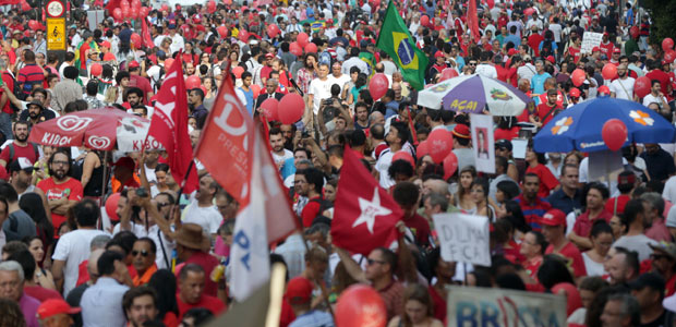 SAO PAULO - SP - 18.03.2016 - Manifestacao a favor do governo Dilma na avenida Paulista no MASP. (Foto: Danilo Verpa/Folhapress, PODER) ORG XMIT: PROTESTO NA PAULISTA