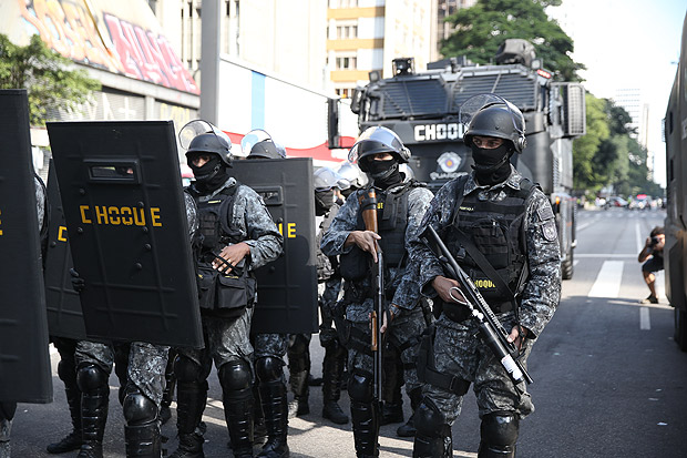 Policiais do Batalho de Choque da PM se preparam para retirar manifestantes da avenida Paulista