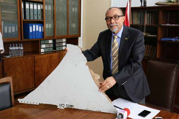 (FILES) This file photo taken on March 3, 2016 shows Joao de Abreu, president of Mozambique's Civil Aviation Institute (IACM), holding a piece of suspected aircraft wreckage found off the east African coast of Mozambique at Mozambique's Civil Aviation Institute (IACM) in Maputo. Two pieces of debris found in Mozambique are "almost certainly from MH370", Australia's transport minister said on March 24, 2016, following analysis by technical specialists probing the missing Malaysia Airlines flight. / AFP PHOTO / ADRIEN BARBIER