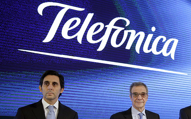 Spain's Telefonica Chairman Cesar Alierta (R) and Chief Operating Officer Jose Maria Alvarez-Pallete pose for photographers before a news conference at their headquarters in Madrid, Spain in this February 27, 2014 file picture. REUTERS/Andrea Comas/Files ORG XMIT: ACO02
