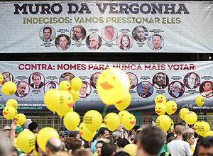 Painel com nomes de parlamentares na av. Paulista – Bruno Poletti/Folhapress Painel com nomes de parlamentares na av. Paulista – Bruno Poletti/Folhapress