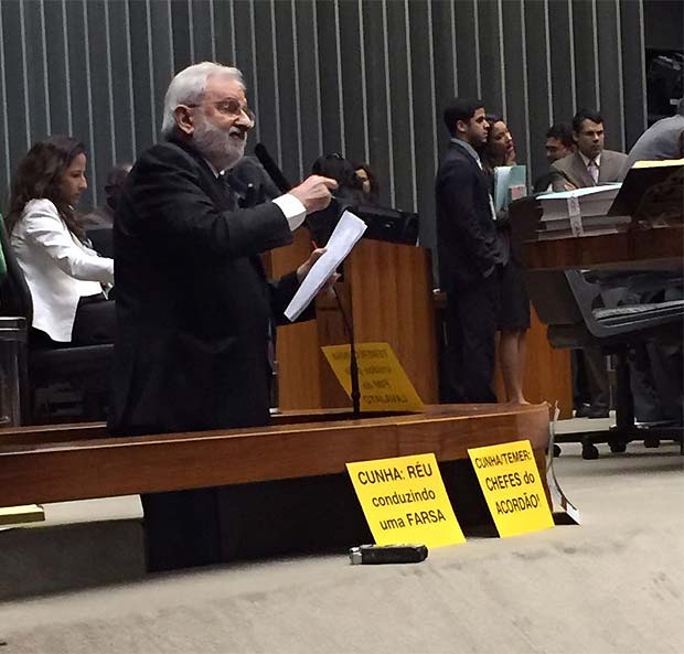 Ivan Valente (PSOL-SP) discursa contra impeachment com cartaz 'anti-Cunha'