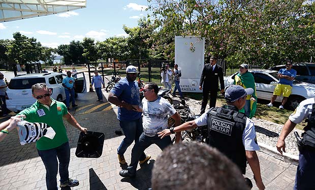 BRASILIA, DF, 16-04-2016, Na entrada do hotel Royal Tulip, Brasilia, manifestantes pr-impeachment fazem protesto no momento em que o comboio do ex-presidente Lula chegava ao hotel onde ele esta hospedado. Correligionrios de Lula brigaram e trocaram socos com os manifestantes. ( Foto: Pedro Ladeira/Folhapress, PODER )