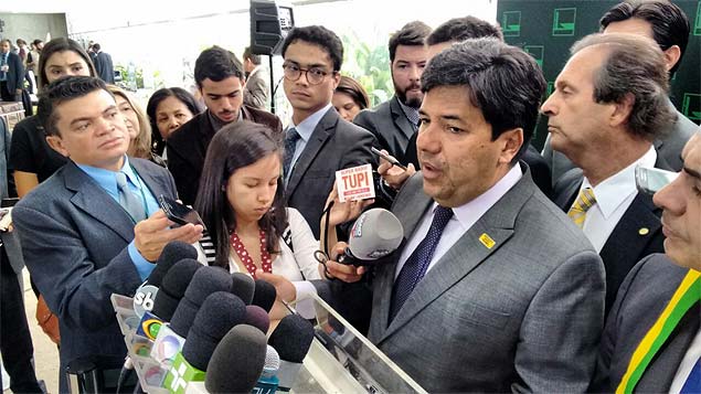Mendona Filho (DEM-PE) anuncia em entrevista no Salo Verde reao da oposio  perda de votos entre ontem e hoje, alegando "desvios de finalidade" do governo. impeachment
