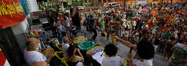 RIO DE JANEIRO, RJ,16.04.2016, BRASIL Carnaval pela Democracia tem blocos e palavras de ordem contra o golpe. O ato acontece na praca da Cinelandia no centro do Rio. (Foto: Ricardo Borges / Folhapress. ) COTIDIANO*** EXCLUSIVO FOLHA** COD30736