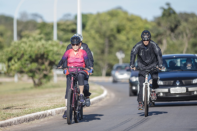 BRASILIA, DF, BRASIL, 17-04-2016: Dilma anda de bicicleta acompanhada por seguranas proximo ao palcio da Alvorada. (Foto: Avener Prado/Folhapress, PODER) Cdigo do Fotgrafo: 20516 ***EXCLUSIVO FOLHA***