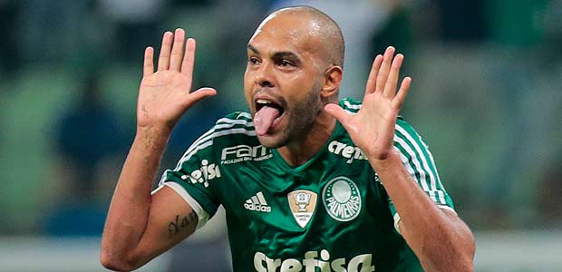 Alecsandro comemora gol pelo Palmeiras