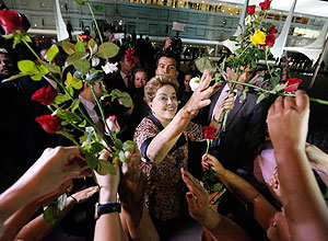 Dilma recebe flores de mulheres em Brasília – Pedro Ladeira/Folhapress Dilma recebe flores de mulheres em Brasília – Pedro Ladeira/Folhapress
