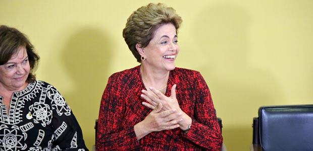 Brasilia,DF,Brasil 09.05.2016 Presidente Dilma Rousseff e o ministro Aloizio Mercadante,participam da cerimonia de anuncio de criacao de novas universidades , no planalto. Foto: Alan Marques/Folhapress cod0619 *** Local Caption *** o