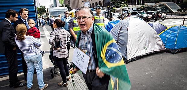 So Paulo, SP , BRASIL-11-05-2016: Na Avenida Paulista, o grupo que  esta acampado por 57 dias, se prepara com para acompanhar a votao com um boneco da Dilma com roupa de presidiria e agurada a montagem de um telo, que s acontecer aps o amoo. (Foto: Bruno Santos/ Folhapress) *** FOTO *** EXCLUSIVO FOLHA***